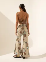 Pantalón semi oxford color beige con estampado de ananás, confeccionado en tejido elastizado.