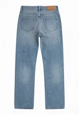 Jeans de tiro alto y corte recto con diseño clásico de cinco bolsillos, cierre de cremallera y botón metálico.