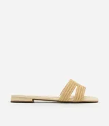 Sandalias planas color beige con puntera cuadrada y tiras anchas con efecto rafia.