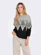 Sweater de tejido jacquard con diseño de rombos en tonos gris, negro y verde musgo. Presenta cuello redondo, mangas largas y puños acanalados.