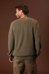 Sweater de punto en color azul marino, con cuello redondo y mangas largas con puños acanalados.