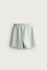 Bermuda estilo jogger de ajuste relajado, confeccionada en tejido interlock de algodón. Cuenta con cintura elástica ajustable con cordón, bolsillos frontales de vivo y diseño liso.
