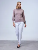 Blusa combinada marca Tahari, con torso de modal y mangas de gasa.