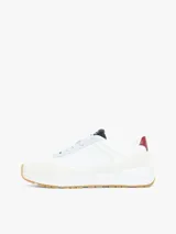 Zapatillas Tommy Hilfiger blancas con detalles en azul, rojo y suela color caramelo.