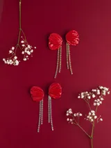 Aros colgantes artesanales modelados en porcelana color rojo, con perno de acero quirúrgico y tiras colgantes de strass.