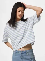 Remera de manga corta con diseño boxy, con estampado de rayas horizontales en color celeste y blanco.