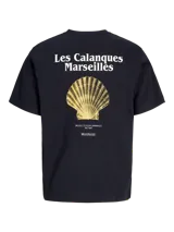 Remera negra de algodón con cuello redondo, corte holgado y manga corta. Estampa en la espalda con dibujo de una almeja amarilla y texto en blanco.