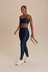 Calza deportiva de tiro alto con diseño de alta compresión y textura acanalada con leve brillo. Cuenta con un bolsillo trasero en la cintura y tecnología de ajuste adaptable.