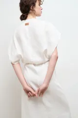 Vestido kimono midi azul marino de lino con escote en V, mangas cortas amplias y lazo en la cintura.