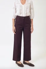 Pantalon de corte recto y tiro medio, color bordó, con cierre frontal de botones y bolsillos laterales.