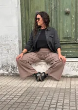 Pantalón tipo palazzo de tiro alto, confeccionado en lycra de algodón. Presenta una faja ancha en la cintura para mayor sostén y bolsillos laterales.