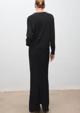 Jersey Milo de punto fino con cuello en V y manga larga, de diseño recto.