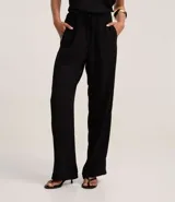 Pantalón femenino negro de tejido airflow, con corte recto, elástico y lazo en la cintura.