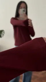 Remera de manga larga color bordó, de morley y escote redondo.