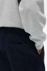 Short de felpa liviana de algodón, color azul marino, de corte regular con cintura elástica, bolsillos laterales y un bolsillo de parche en la parte trasera.