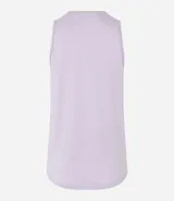Musculosa deportiva color lila, de corte holgado y bajo redondeado.
