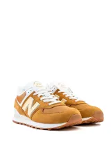 Championes deportivos New Balance modelo 574, color verde con detalles en gris y blanco, confeccionados en gamuza y malla, con el logotipo "N" característico en los laterales y entresuela ENCAP.
