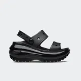 Sandalia Crocs Classic Mega Crush de color negro, con plataforma elevada y suela dentada. Presenta dos correas anchas en la parte delantera y una correa trasera ajustable.