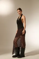 Falda midi de encaje color marrón con detalles de strass, diseño asimétrico con frunces laterales.