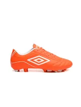 Championes de fútbol Umbro modelo Classico III HG, color negro con detalles en rojo. Presentan el logo de la marca en el lateral y suela con tapones para terreno firme.