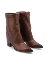 Bota de caña alta de cuero liso en color marrón, con diseño de polaina incorporada, taco medio y acabado en punta.