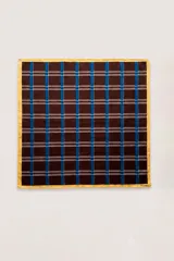 Pañuelo cuadrado de seda con estampado de cuadros en tonos marrón, azul y líneas blancas, con borde perimetral en color mostaza.