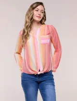 Blusa de gasa Zac & Rachel con estampado de rayas verticales en tonos rosados, amarillos y blancos. Presenta escote en V con cuello mao, cierre frontal con botones, un bolsillo aplicado en el pecho, mangas largas con presilla para regular el largo y detalle de nudo en el dobladillo inferior.