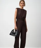 Mono largo color marrón oscuro, sin mangas, con hombreras, escote redondo y lazo ajustable en la cintura. Confeccionado en microfibra.