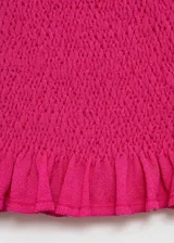 Top strapless de punto fruncido en color fucsia, con diseño crop y detalle de volante en el ruedo.