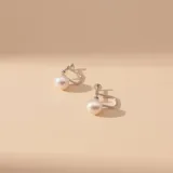 Caravanas de plata 925 con perla de río natural de 8mm y cierre de rosca a presión.