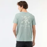 Remera verde claro de manga corta con cuello redondo, confeccionada en algodón. Presenta un pequeño estampado circular en el pecho con temática de 'One Piece'.