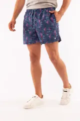 Short de baño azul con franjas horizontales en celeste y azul claro. Cuenta con cintura elástica ajustable con cordón, dos bolsillos laterales y uno trasero.