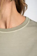 Remera color verde oliva de algodón peinado, corte oversize y mangas largas.