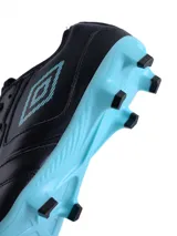 Championes de fútbol Umbro Speed HG, color negro con detalles en celeste. Capellada de cuero y flyknit, suela de TPU y plantilla de EVA y mesh.