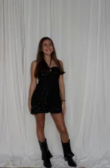 Vestido corto azul metalizado con diseño cut-out, argolla central en el busto, tirantes halter y falda con volado en el ruedo.