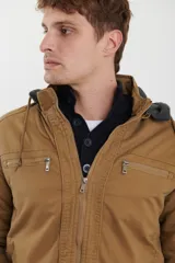 Campera técnica de tejido elástico en color azul marino, con capucha ajustable, cierre frontal y bolsillos laterales con cierre. Cuenta con forro interior de micro polar y ajuste en el ruedo.