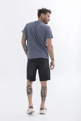 Remera azul marino de manga corta con pequeño estampado en el pecho.