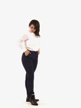 Pantalón de vestir azul marino, de corte ajustado, con bolsillos laterales y traseros.