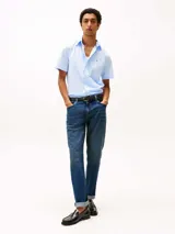 Camisa de manga corta Tommy Hilfiger confeccionada en popelín elástico de algodón BCI color celeste, con cuello abotonado, cierre con botones y logo bordado en el pecho.