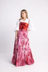 Top de cuero color fucsia metalizado, con tirantes finos y cierre tipo corset en la espalda.