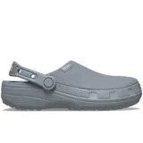 Zuecos Crocs modelo Classic Crafted Clog, de color gris, con capellada de lona textil y suela de goma Croslite™ con tira trasera pivotante.