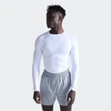 Remera deportiva de compresión de manga larga, color blanco, con cuello redondo y costuras raglán.