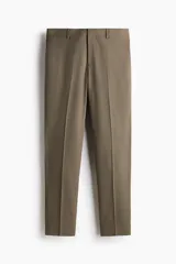 Pantalón de traje slim fit de color marrón topo, con cierre frontal de botón y cremallera oculta, bolsillos laterales y raya central marcada en las piernas.