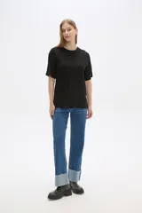 Remera color tostado de viscosa con textura acanalada, manga corta, corte holgado y cuello redondo.