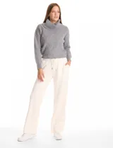 Pantalón jogger de corte recto y tiro medio, con cintura elástica y lazo de ajuste. Cuenta con bolsillos laterales y está confeccionado en tejido elastizado.