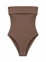 Body strapless marrón con diseño ajustado y cierre de broches en la parte inferior.