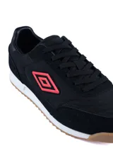 Championes urbanos Umbro modelo Omni, color azul marino con detalles en blanco y suela de goma color caramelo. Presentan el logo de la marca en el lateral y una combinación de materiales textiles y gamuza.