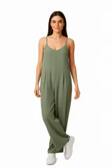 Mono de lino con breteles finos, cuello en V y diseño holgado de pierna ancha.