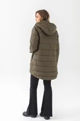 Campera puffer acolchada de color bordó, con cierre frontal completo, capucha desmontable y bolsillos laterales con cierre.