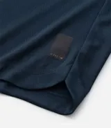 Bermuda deportiva Get Over de color azul marino, con cintura elástica ajustable mediante lazo y dos bolsillos laterales con cierre de cremallera.
